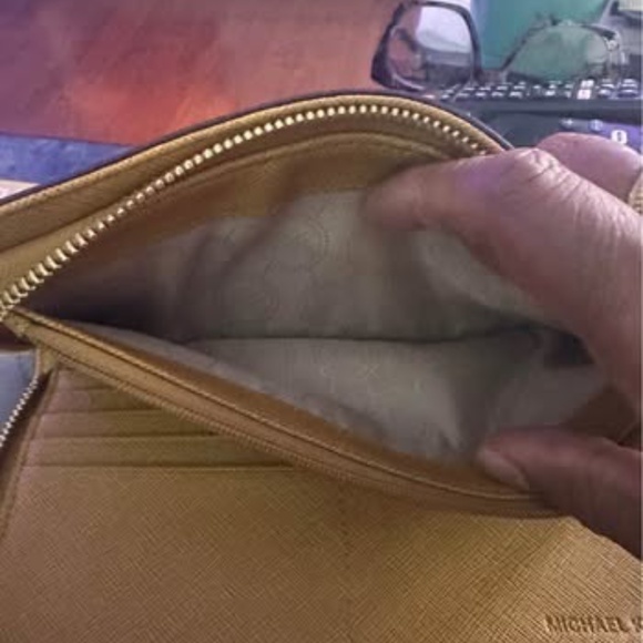 The Michael Kors Tan Leather Hamilton Edition Gold Lock Full Size Zip Around Wal - Picture 10 of 10